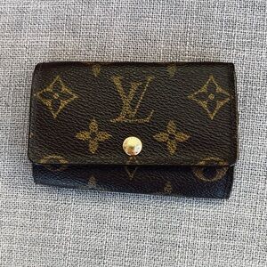 Louis Vuitton monogram key case 6 hooks